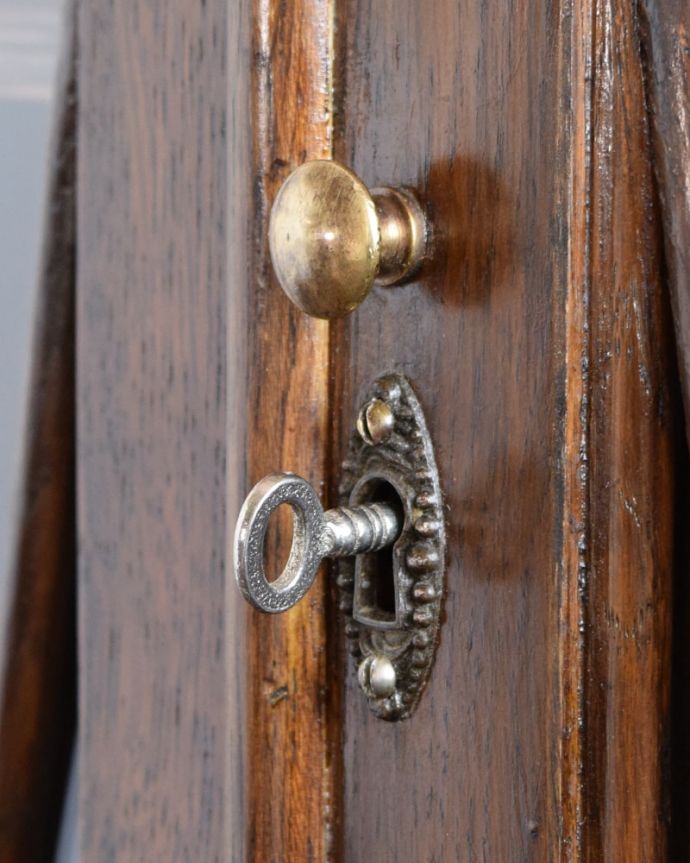 アンティークのキャビネット　アンティーク家具　英国から届いたアンティーク本棚、便利に使えるオーク材のブックケース。小さなパーツにもこだわりカギも使えるように修復しました。(k-2673-f)