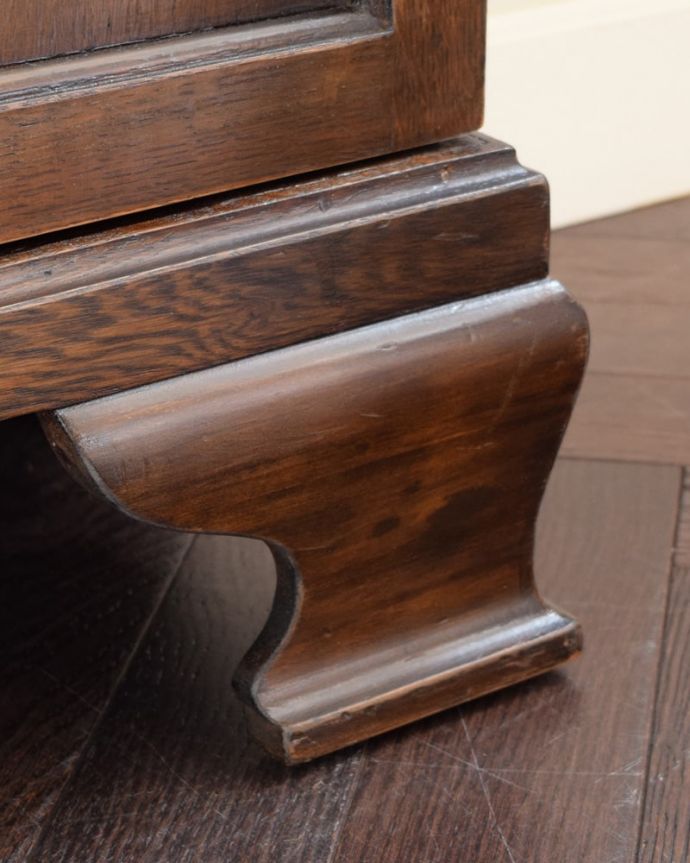 アンティークのキャビネット　アンティーク家具　英国から届いたアンティーク本棚、便利に使えるオーク材のブックケース。女性１人でラクラク運べちゃうんですHandleのアンティークは、脚の裏にフェルトキーパーをお付けしています。(k-2673-f)