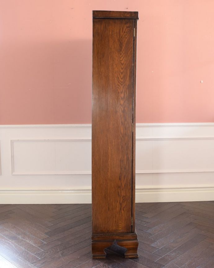 アンティークのキャビネット　アンティーク家具　英国から届いたアンティーク本棚、便利に使えるオーク材のブックケース。横から見てもステキ横から見るとこんな感じ。(k-2673-f)