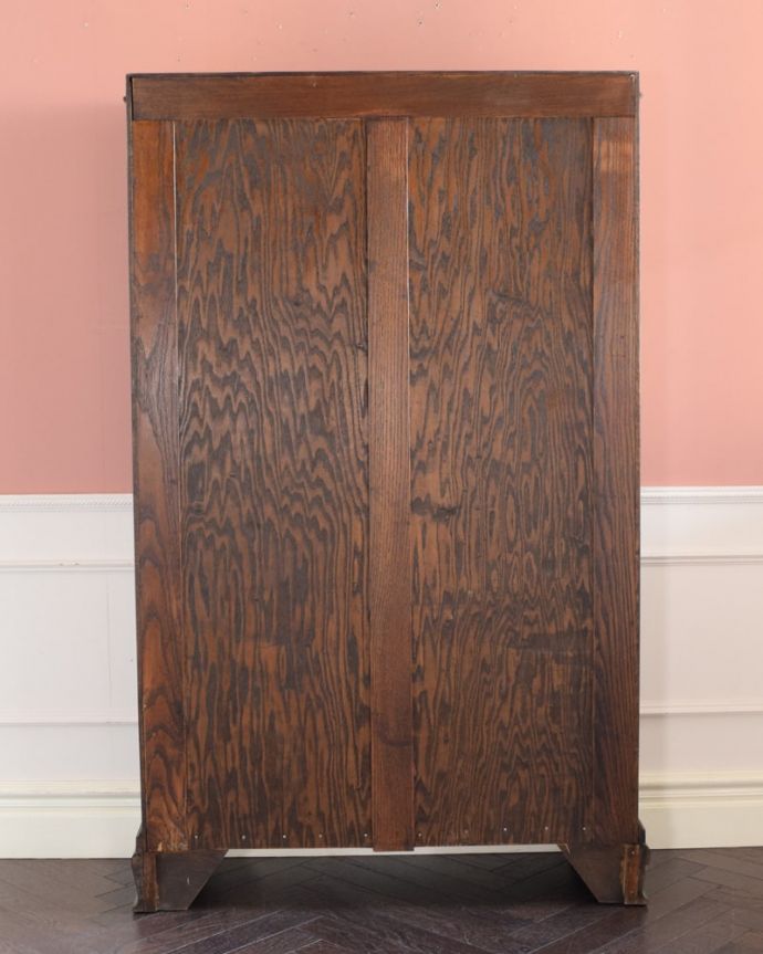 アンティークのキャビネット　アンティーク家具　英国から届いたアンティーク本棚、便利に使えるオーク材のブックケース。後ろ姿にも気を使ってますアンティークは新品ではないので、もちろん経年変化によるキズはありますが、専門の職人がキレイにお直しをしているので、後ろ姿までキレイです。(k-2673-f)