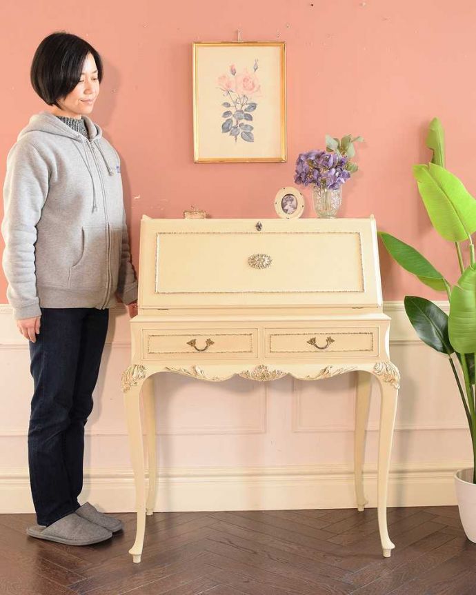 ビューロー　アンティーク家具　フランスのアンティーク家具、猫脚の優美なホワイトペイントのビューロー。優雅な気分が過ごせる大人のビューローフランスらしく美しい彫り。(k-2674-f)