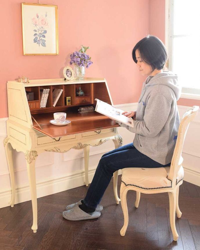 ビューロー　アンティーク家具　フランスのアンティーク家具、猫脚の優美なホワイトペイントのビューロー。あっという間に大人のデスク扉を前に倒すとデスクが登場。(k-2674-f)