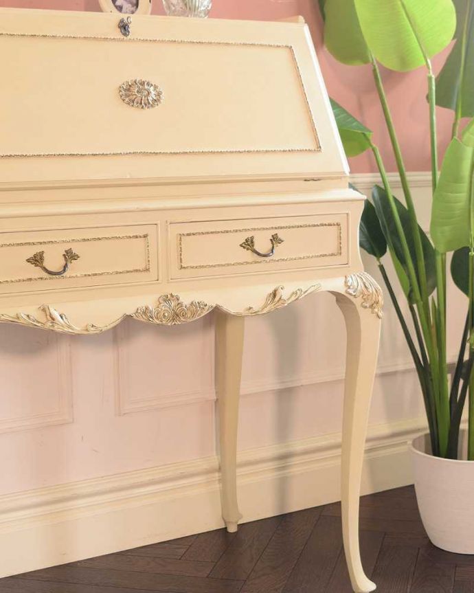 ビューロー　アンティーク家具　フランスのアンティーク家具、猫脚の優美なホワイトペイントのビューロー。フランスらしい彫りの美しさにうっとりやっぱり自慢は惚れ惚れしちゃう彫り。(k-2674-f)