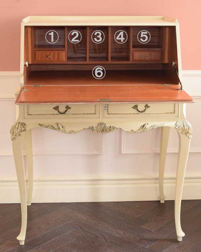 ビューロー　アンティーク家具　フランスのアンティーク家具、猫脚の優美なホワイトペイントのビューロー。お片付け上手になっちゃう仕切り細々としたものがキレイに収納できるように細かく仕切られているので、いろんなものをスッキリ片付けられます。(k-2674-f)