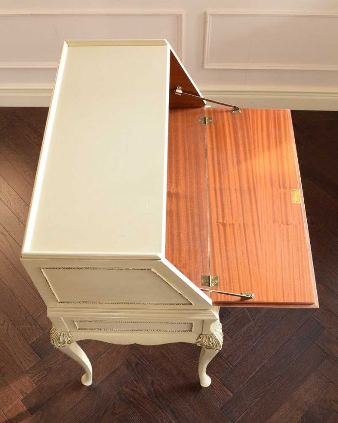 ビューロー　アンティーク家具　フランスのアンティーク家具、猫脚の優美なホワイトペイントのビューロー。デスクの天板もキレイです気になるデスクの天板も専門の職人がキレイに仕上げました。(k-2674-f)