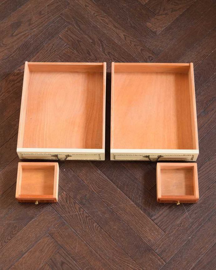 ビューロー　アンティーク家具　フランスのアンティーク家具、猫脚の優美なホワイトペイントのビューロー。引き出しの中も･･･もちろん引き出しの中もキレイに仕上げました。(k-2674-f)