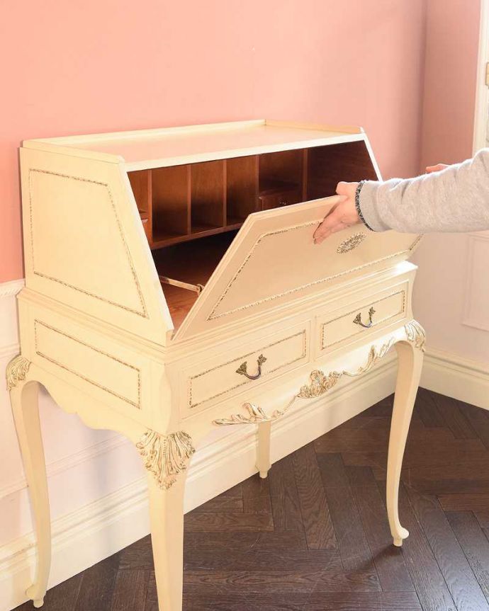 ビューロー　アンティーク家具　フランスのアンティーク家具、猫脚の優美なホワイトペイントのビューロー。あっという間にデスクが登場フラップ扉を前に倒すだけで、あっという間にデスクになります。(k-2674-f)