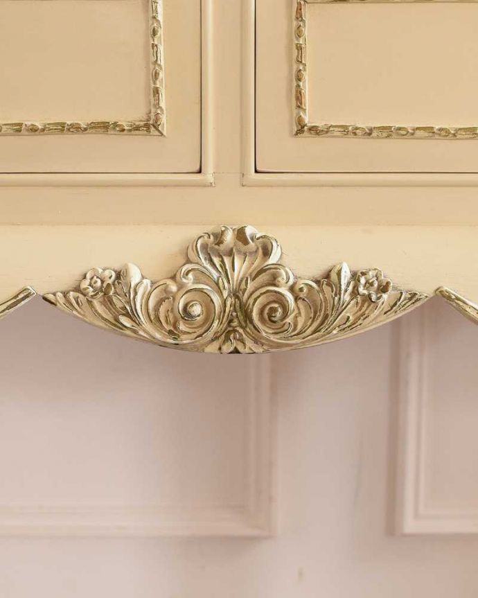 ビューロー　アンティーク家具　フランスのアンティーク家具、猫脚の優美なホワイトペイントのビューロー。惚れ惚れしちゃう美しさこんなに堅い無垢材に一体どうやって彫ったんだろう？と不思議になるくらい細かい彫にうっとりです。(k-2674-f)