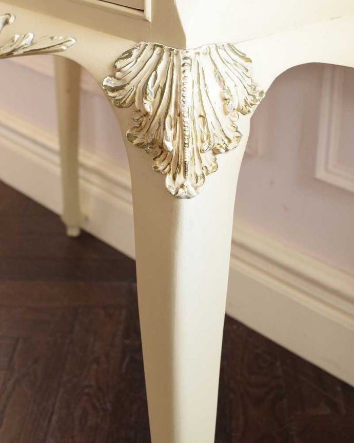 ビューロー　アンティーク家具　フランスのアンティーク家具、猫脚の優美なホワイトペイントのビューロー。いろんな場所にこだわり彫のデザインもいろいろです。(k-2674-f)