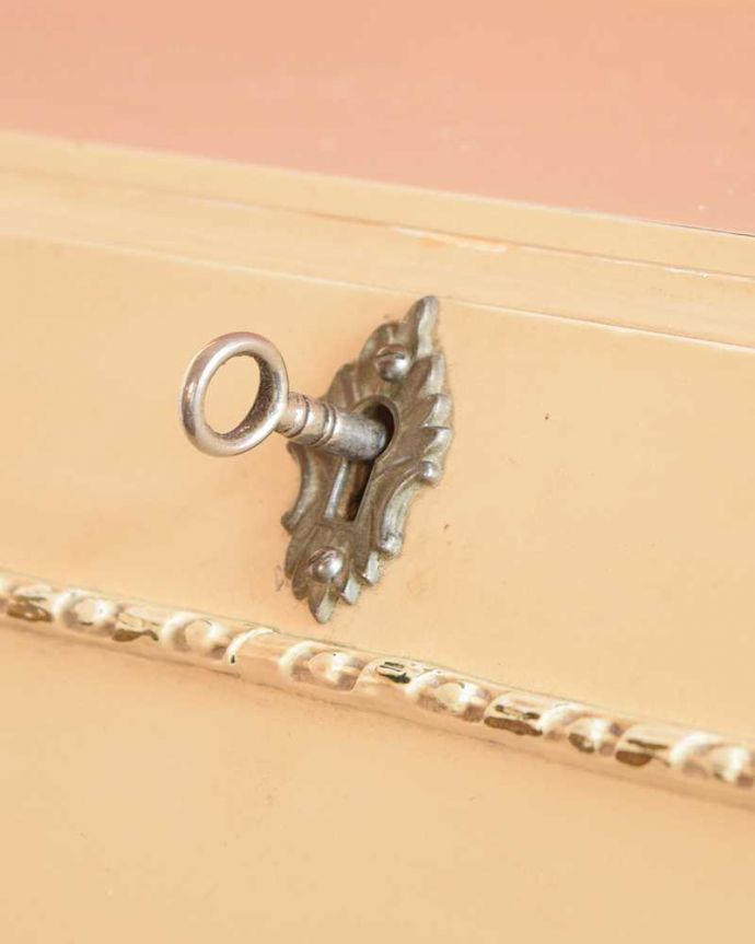 ビューロー　アンティーク家具　フランスのアンティーク家具、猫脚の優美なホワイトペイントのビューロー。鍵を使って開けてみましょうアンティークの鍵が付いています。(k-2674-f)