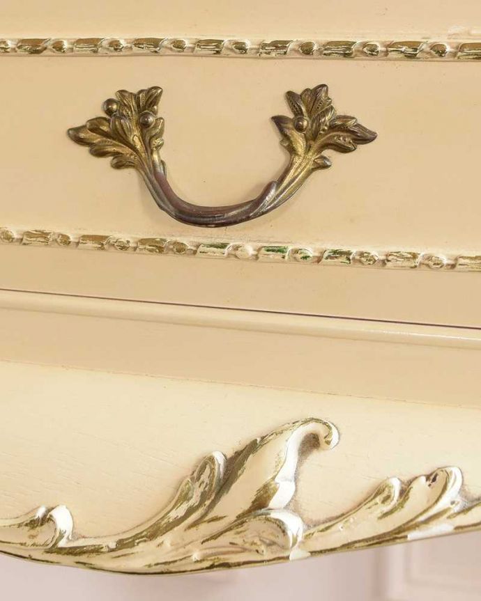 ビューロー　アンティーク家具　フランスのアンティーク家具、猫脚の優美なホワイトペイントのビューロー。アンティークらしい取っ手取っ手にもこだわりが感じられます。(k-2674-f)