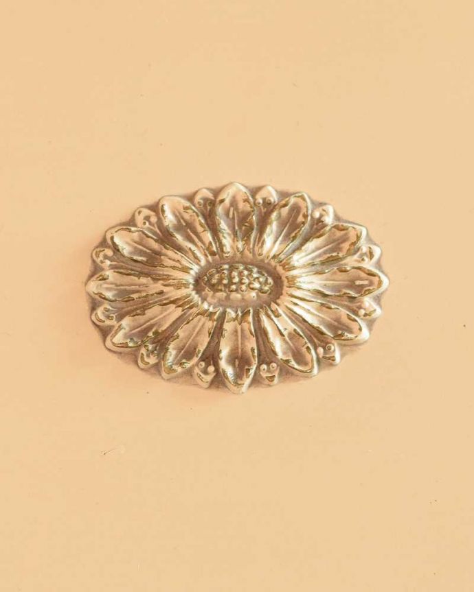 ビューロー　アンティーク家具　フランスのアンティーク家具、猫脚の優美なホワイトペイントのビューロー。アンティークらしい彫の美しさ機械が今のように発達していない時代に、一体どうやって彫ったんだろう？と不思議になるくらい細かくて美しい彫。(k-2674-f)