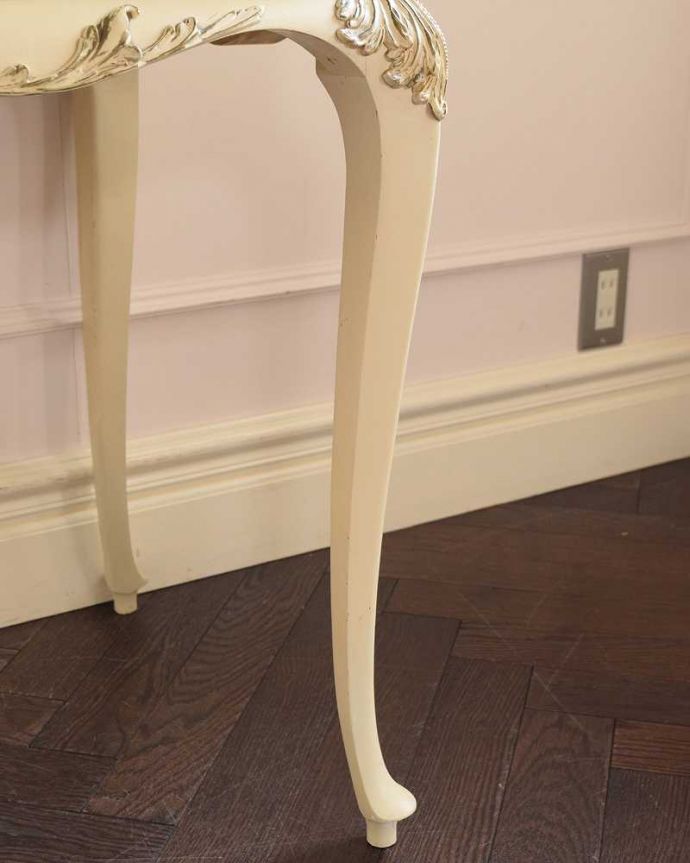 ビューロー　アンティーク家具　フランスのアンティーク家具、猫脚の優美なホワイトペイントのビューロー。女性１人でラクラ運べちゃうんですHandleのアンティークは、脚の裏にフェルトキーパーをお付けしています。(k-2674-f)