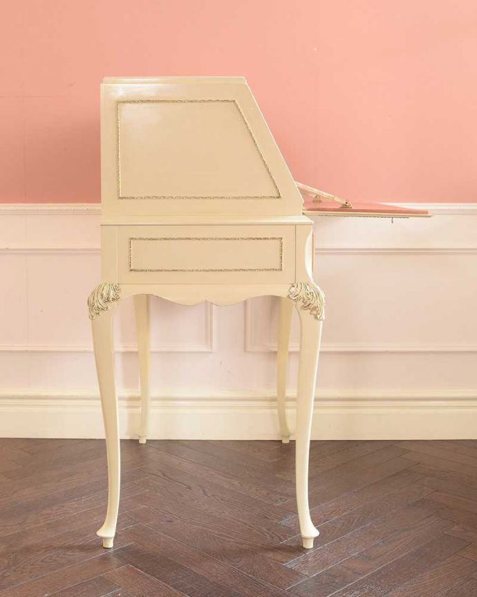 ビューロー　アンティーク家具　フランスのアンティーク家具、猫脚の優美なホワイトペイントのビューロー。横から見ても素敵なんですもちろん横顔もフランス家具らしい美しさ。(k-2674-f)