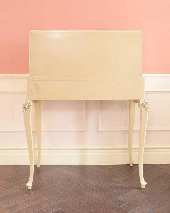 ビューロー　アンティーク家具　フランスのアンティーク家具、猫脚の優美なホワイトペイントのビューロー。後ろ姿にもうっとりアンティークは新品ではないので経年変化によるキズはありますがしっかりお直しをしているので、安心してお使いください。(k-2674-f)