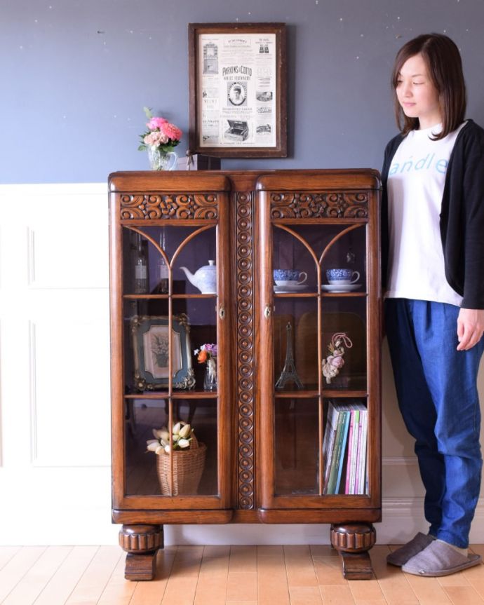 アンティークのキャビネット アンティーク家具 英国で見つけたアンティーク家具、美しい装飾が入ったブックケース。英国らしい堂々とした風格のあるガラスキャビネット重厚感ある佇まいで、落ち着いた雰囲気を演出してくれる英国のキャビネット。(k-2675-f)