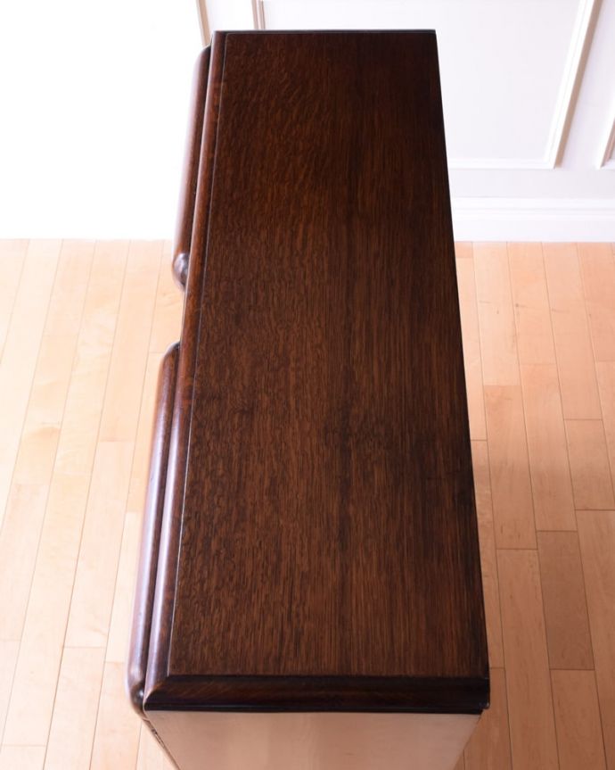 アンティークのキャビネット アンティーク家具 英国で見つけたアンティーク家具、美しい装飾が入ったブックケース。上から見てみると…家具の形はこんな感じです。(k-2675-f)