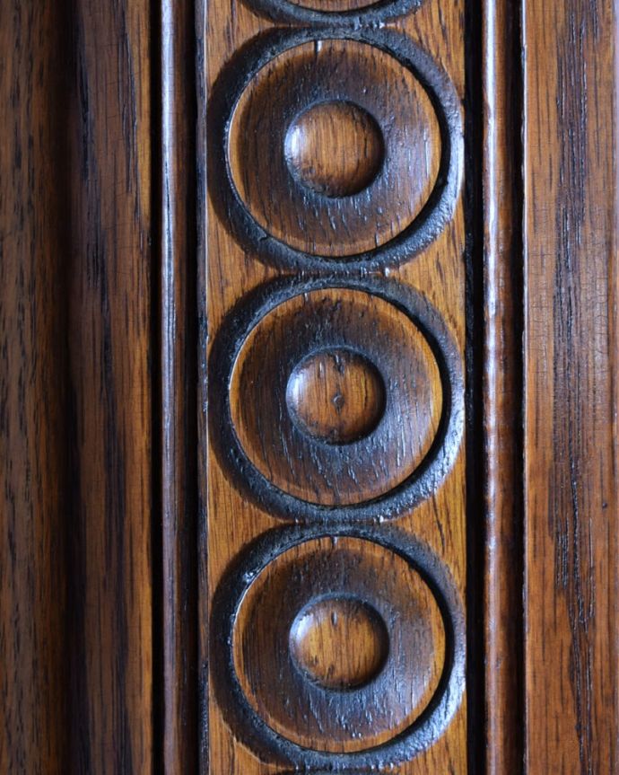 アンティークのキャビネット アンティーク家具 英国で見つけたアンティーク家具、美しい装飾が入ったブックケース。惚れ惚れしちゃう美しさこんなに堅い無垢材に一体どうやって彫ったんだろう?と不思議になるくらい細かい彫にうっとりです。(k-2675-f)