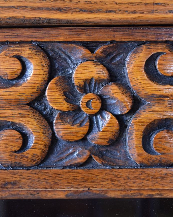 アンティークのキャビネット アンティーク家具 英国で見つけたアンティーク家具、美しい装飾が入ったブックケース。いろんな場所にこだわり彫のデザインもいろいろです。(k-2675-f)