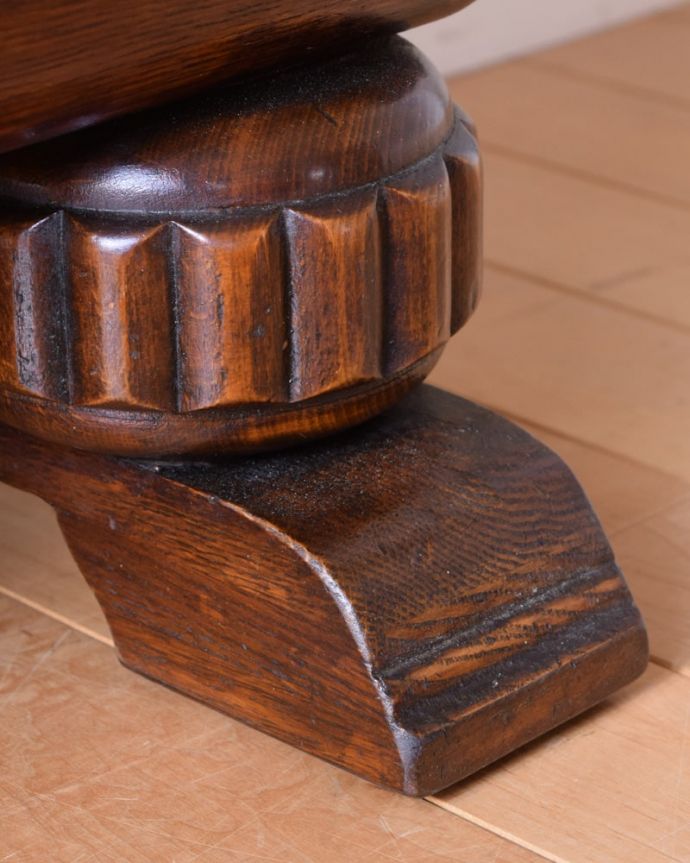 アンティークのキャビネット アンティーク家具 英国で見つけたアンティーク家具、美しい装飾が入ったブックケース。女性1人でラクラク運べちゃう仕掛けHandleのアンティークは、脚の裏にフェルトキーパーをお付けしています。(k-2675-f)