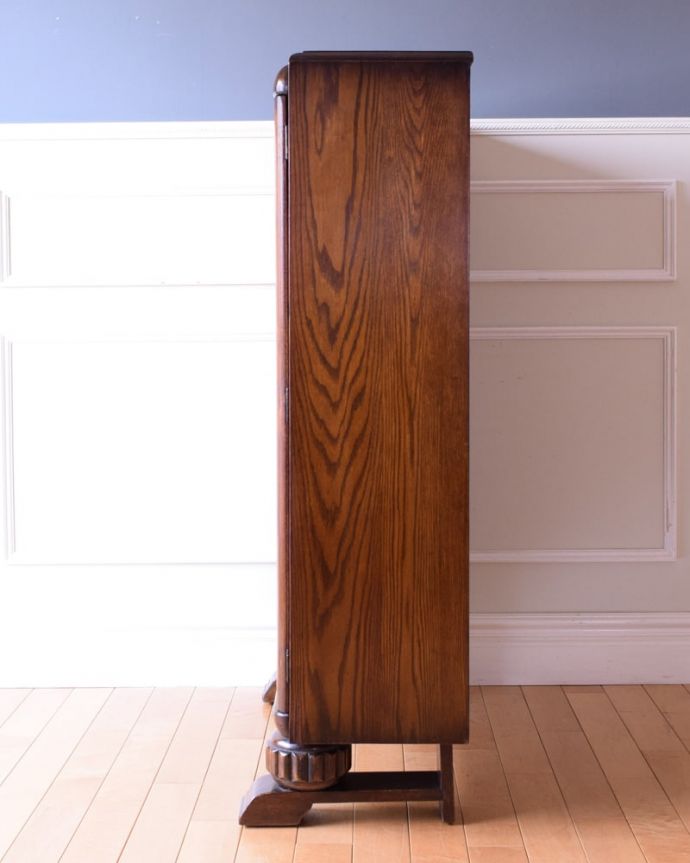 アンティークのキャビネット アンティーク家具 英国で見つけたアンティーク家具、美しい装飾が入ったブックケース。横から見てもステキ横顔だって英国アンティークらしくカッコイイんです。(k-2675-f)