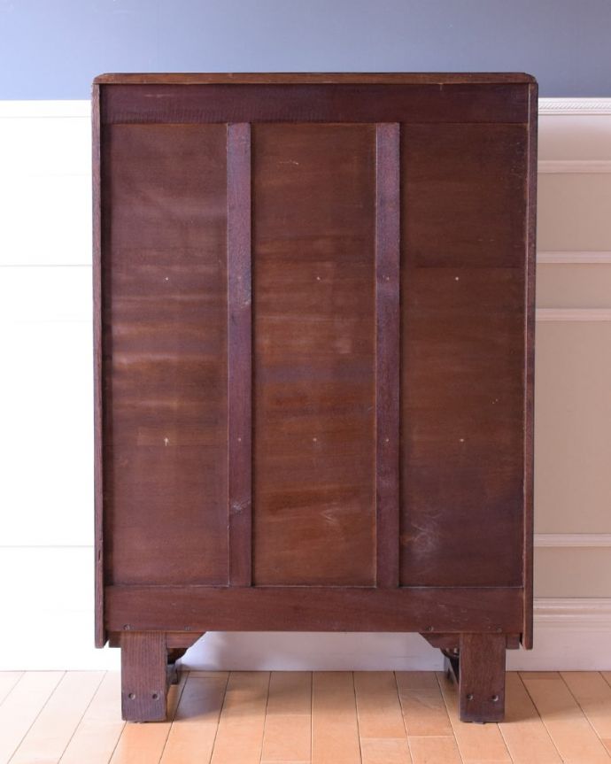 アンティークのキャビネット アンティーク家具 英国で見つけたアンティーク家具、美しい装飾が入ったブックケース。後ろ姿もキレイですアンティークは新品ではないので、もちろん経年変化によるキズはありますが、専門の職人が修復したので後ろ姿にも自信があります。(k-2675-f)