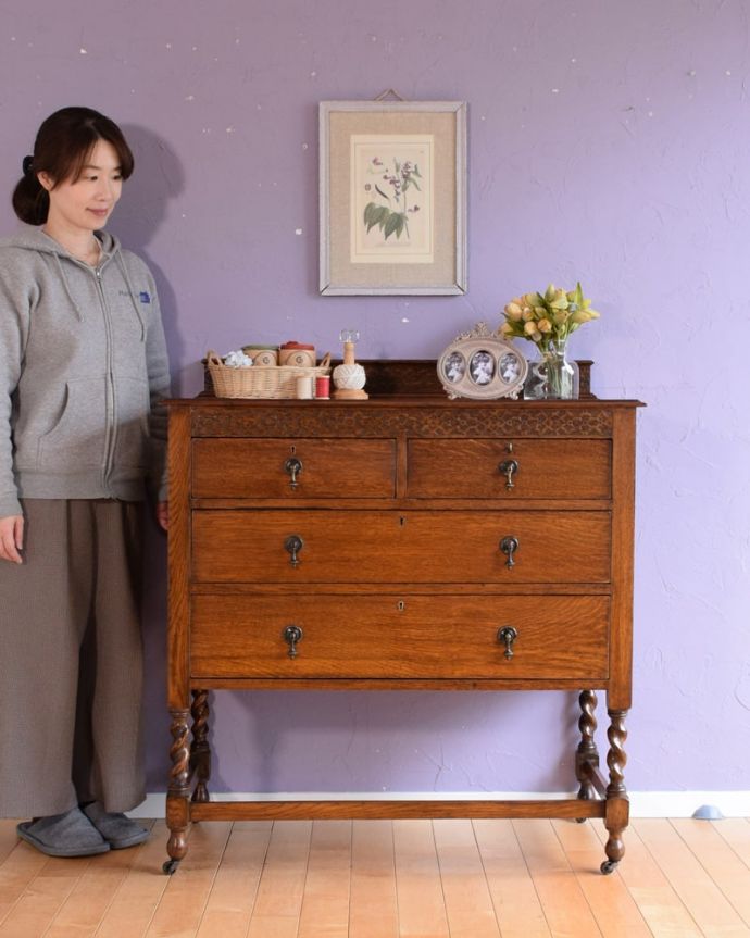 アンティークのチェスト アンティーク家具 英国アンティーク家具のチェスト、繊細な彫りが美しいオーク材の3段ドロワー。英国アンティークらしい落ち着いたチェスト落ち着いた雰囲気が英国らしいアンティークのチェスト。(k-2676-f)