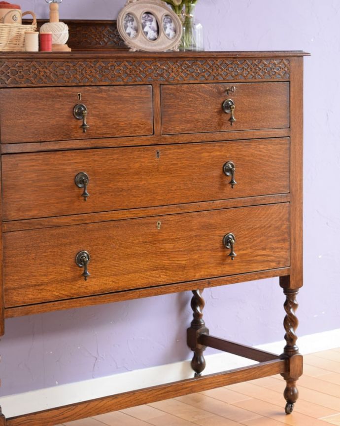 アンティークのチェスト アンティーク家具 英国アンティーク家具のチェスト、繊細な彫りが美しいオーク材の3段ドロワー。見た目はもちろん、実用的に使って楽しみましょうアンティークのチェストは見た目はもちろん、たっぷり収納も出来る実力派なんです。(k-2676-f)