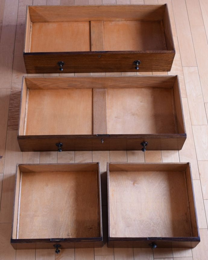 アンティークのチェスト アンティーク家具 英国アンティーク家具のチェスト、繊細な彫りが美しいオーク材の3段ドロワー。何を入れてもいいようにキレイに修復しました!このタイプの修復には自信があります!引き出しの中も専門の職人がキレイに修復したので、お洋服はもちろん、いろんなものを収納して使えます。(k-2676-f)