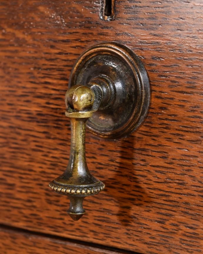 アンティークのチェスト アンティーク家具 英国アンティーク家具のチェスト、繊細な彫りが美しいオーク材の3段ドロワー。開ける度にワクワク高級感漂うアンティークらしいデザインの取っ手。(k-2676-f)