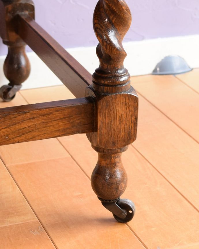 アンティークのチェスト アンティーク家具 英国アンティーク家具のチェスト、繊細な彫りが美しいオーク材の3段ドロワー。女性1人でラクラク運べちゃう仕掛けHandleのアンティークは、脚の裏にフェルトキーパーをお付けしています。(k-2676-f)