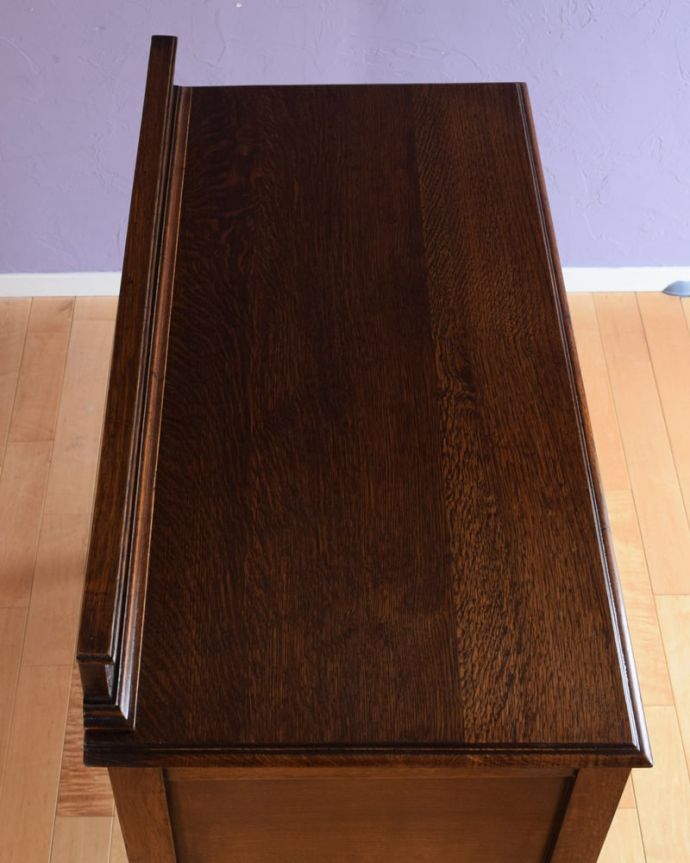 アンティークのチェスト アンティーク家具 英国アンティーク家具のチェスト、繊細な彫りが美しいオーク材の3段ドロワー。何を置こうかな・・・?上から見ると、天板はこんな感じです。(k-2676-f)