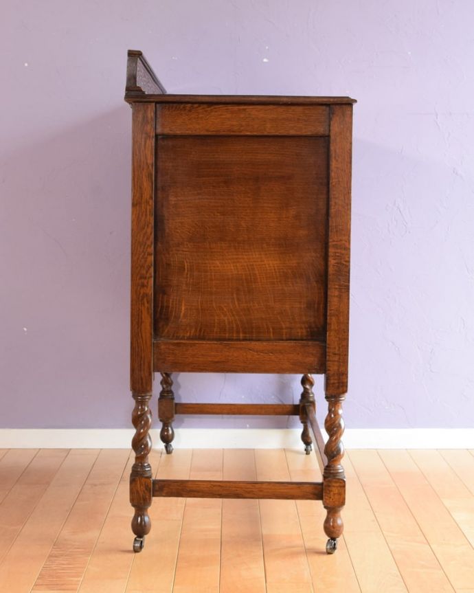 アンティークのチェスト アンティーク家具 英国アンティーク家具のチェスト、繊細な彫りが美しいオーク材の3段ドロワー。横から見ると横から見るとこんな感じ。(k-2676-f)