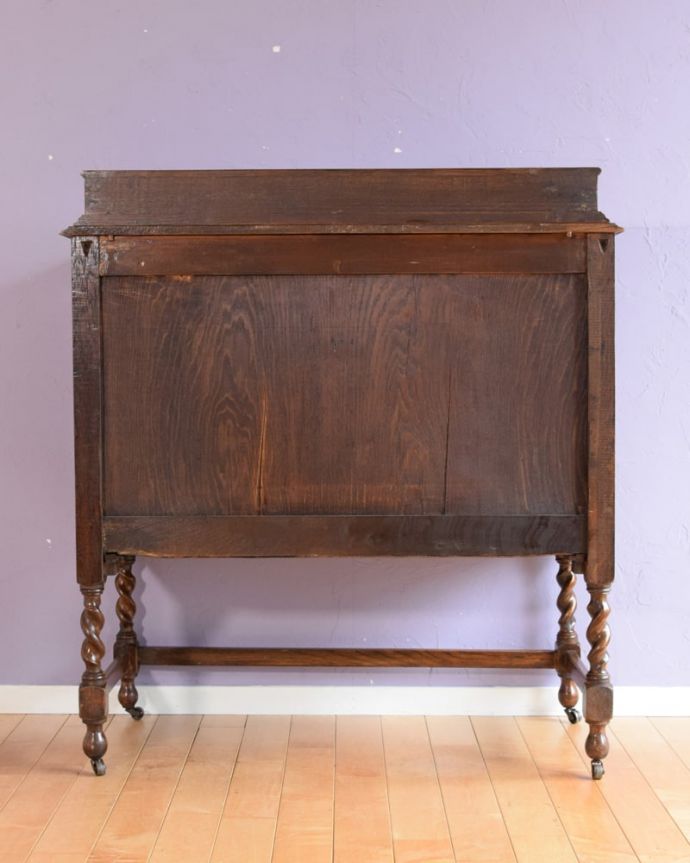 アンティークのチェスト アンティーク家具 英国アンティーク家具のチェスト、繊細な彫りが美しいオーク材の3段ドロワー。後ろ姿にも自信アリ!アンティークは新品ではないので、経年変化によるキズはありますが、専門の職人がキレイにお直しをしたので後ろ姿にも自信があります。(k-2676-f)