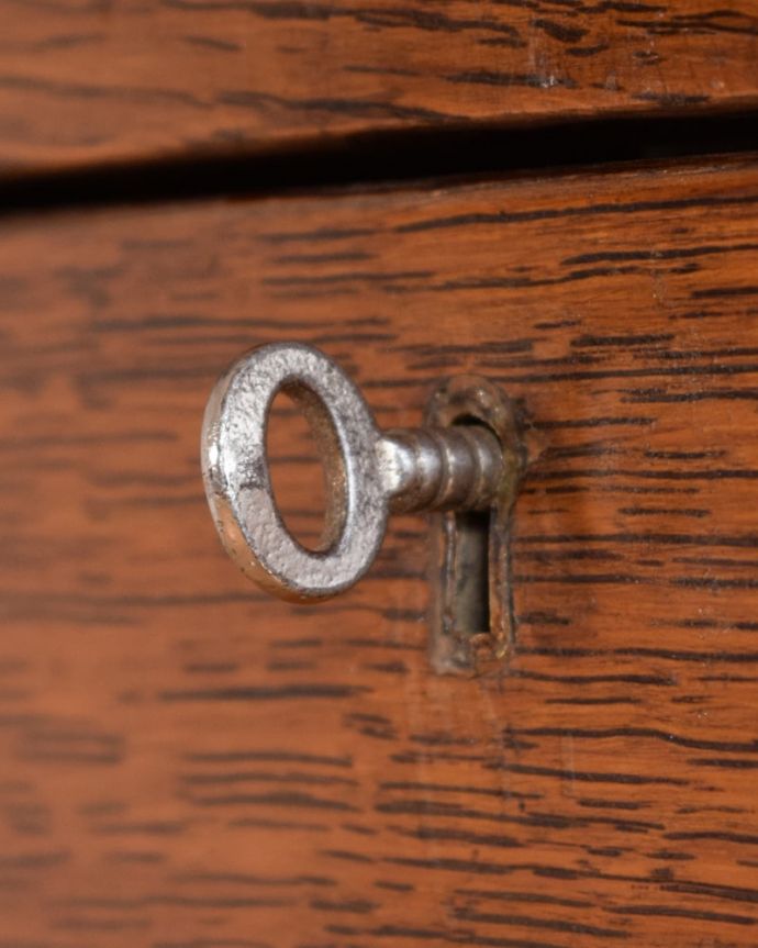 アンティークのチェスト アンティーク家具 英国アンティーク家具のチェスト、繊細な彫りが美しいオーク材の3段ドロワー。アンティークの鍵が付いていますもちろん使えるように調整しています。(k-2676-f)