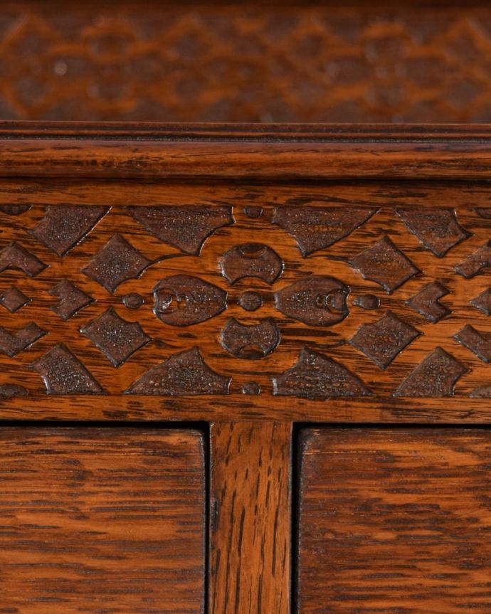 アンティークのチェスト アンティーク家具 英国アンティーク家具のチェスト、繊細な彫りが美しいオーク材の3段ドロワー。惚れ惚れしちゃう美しさこんなに堅い無垢材に一体どうやって彫ったんだろう?と不思議になるくらい細かい彫にうっとりです。(k-2676-f)