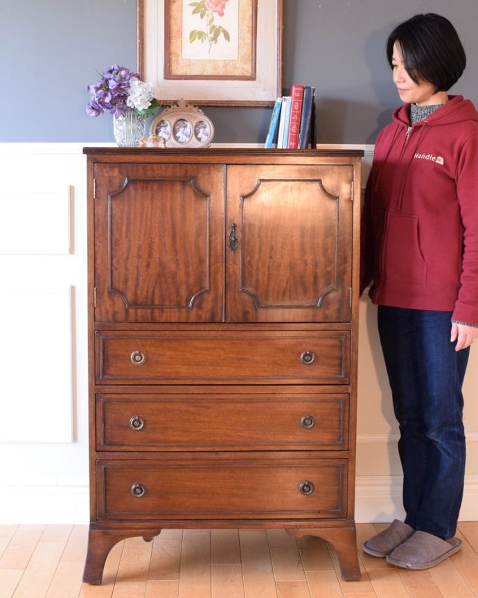 アンティークのチェスト アンティーク家具 イギリスのオシャレなアンティーク家具のカップボードチェスト。英国アンティークらしい美しさが際立つ家具細々とした収納も出来ちゃう引き出し収納と扉の収納が両方付いたカップボードチェストはアンティーク家具ではめずらしい形。(k-2677-f)