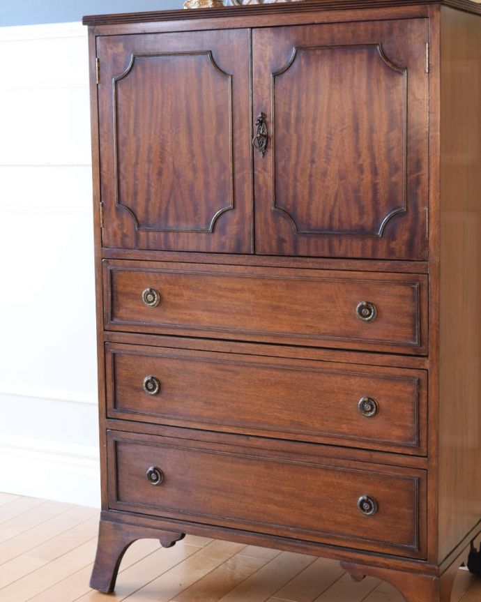 アンティークのチェスト アンティーク家具 イギリスのオシャレなアンティーク家具のカップボードチェスト。木目だけの力でここまで美しい・・・アンティーク家具の一番の特長が木目だけで表現する家具の美しさ。(k-2677-f)