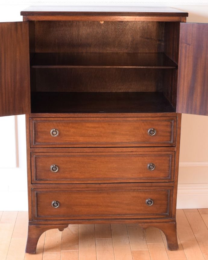 アンティークのチェスト アンティーク家具 イギリスのオシャレなアンティーク家具のカップボードチェスト。扉を開けてみると・・・もともとカップボードとして使われていた家具。(k-2677-f)