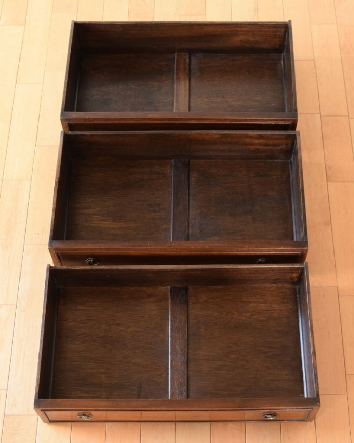 アンティークのチェスト アンティーク家具 イギリスのオシャレなアンティーク家具のカップボードチェスト。キレイに修復したので、何を入れてもOK!もちろん引き出しの中も専門の職人が時間をかけてキレイに修復しました。(k-2677-f)