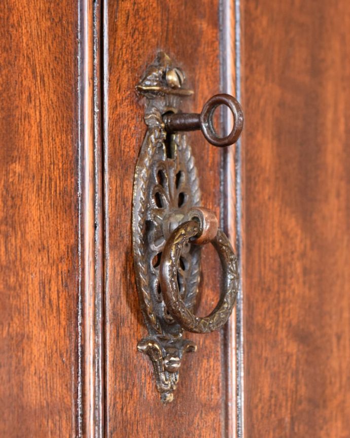 アンティークのチェスト アンティーク家具 イギリスのオシャレなアンティーク家具のカップボードチェスト。大切なものも収納出来ますおとぎ話に出てくるような可愛いアンティークの鍵が付いています。(k-2677-f)