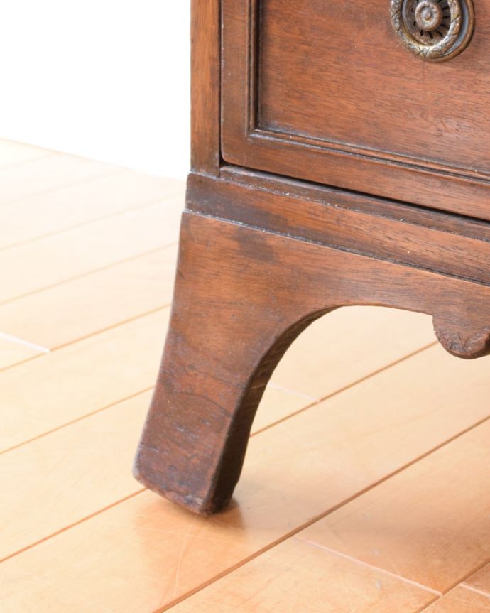 アンティークのチェスト アンティーク家具 イギリスのオシャレなアンティーク家具のカップボードチェスト。女性1人でラクラク運べちゃうんですHandleのアンティークは、脚の裏にフェルトキーパーをお付けしています。(k-2677-f)