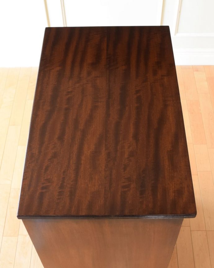 アンティークのチェスト アンティーク家具 イギリスのオシャレなアンティーク家具のカップボードチェスト。上から見ると・・・家具を上から見てみると、天板はこんな形になっています。(k-2677-f)