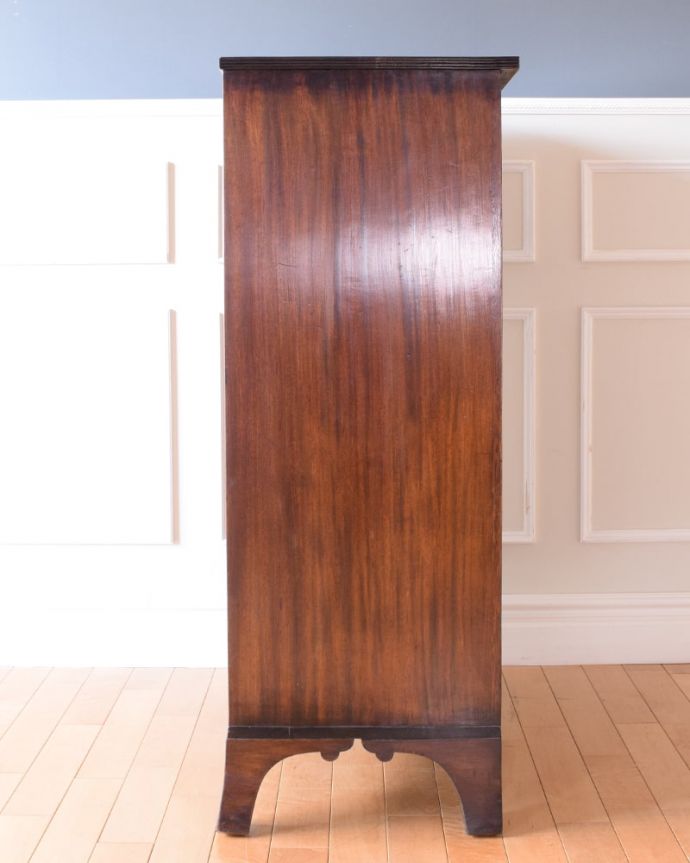 アンティークのチェスト アンティーク家具 イギリスのオシャレなアンティーク家具のカップボードチェスト。横から見ても美しいですどこから見られてもいいようにしっかり修復しました。(k-2677-f)