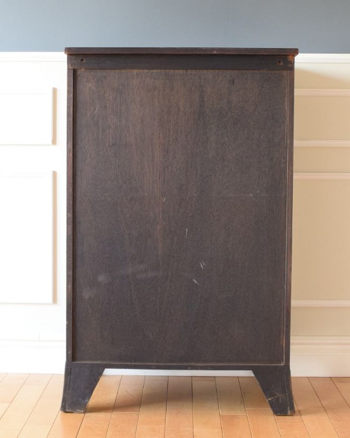 アンティークのチェスト アンティーク家具 イギリスのオシャレなアンティーク家具のカップボードチェスト。しっかり修復した自慢の後ろ姿アンティークは新品ではないので、もちろん経年変化によるキズはありますが、専門の職人がキレイに修復したので後ろ姿までキレイです。(k-2677-f)