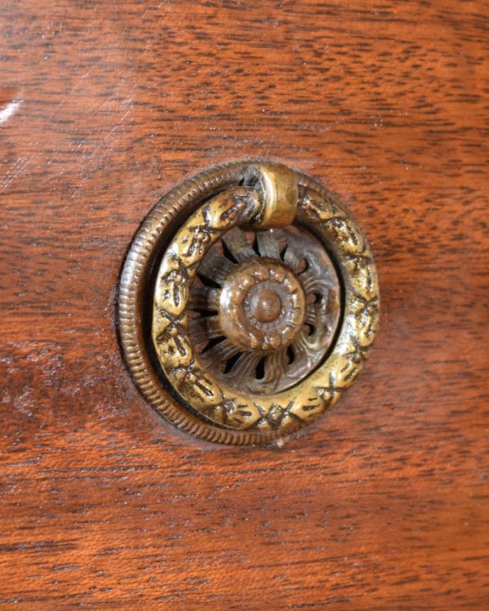 アンティークのチェスト アンティーク家具 イギリスのオシャレなアンティーク家具のカップボードチェスト。開ける度になんだかワクワク取っ手のデザインにもこだわりが。(k-2677-f)