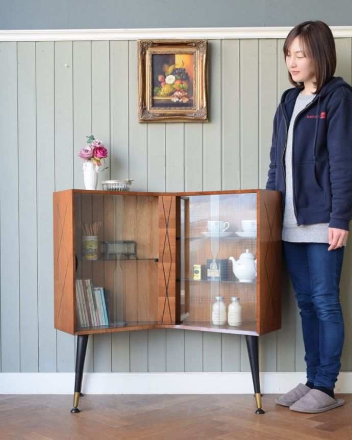 アンティークのキャビネット　アンティーク家具　ウォールナット材で出来たおしゃれなビンテージ家具、ガラス扉のキャビネット。シンプルな中に感じられるあたたかさスッキリとカッコイイ雰囲気が人気の北欧スタイルのキャビネット。(k-2678-f)