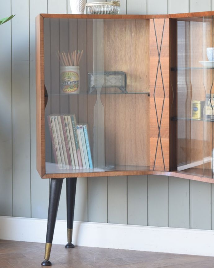 アンティークのキャビネット　アンティーク家具　ウォールナット材で出来たおしゃれなビンテージ家具、ガラス扉のキャビネット。見えない所もこだわっていますヴィンテージの家具は年代が若いので簡単な修復だけでも使えちゃうんだけれど、長く使って頂けるように、見えない部分もしっかりこだわって修復しています。(k-2678-f)