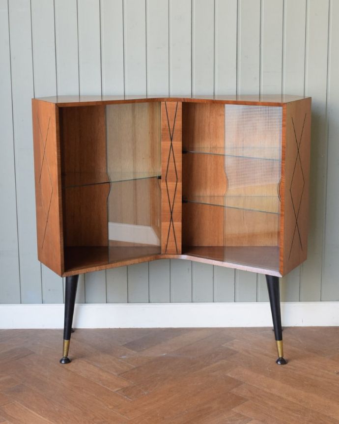 アンティークのキャビネット　アンティーク家具　ウォールナット材で出来たおしゃれなビンテージ家具、ガラス扉のキャビネット。慣れ親しんだ引き戸タイプのたっぷり収納扉は日本人の私たち向けに引き戸。(k-2678-f)