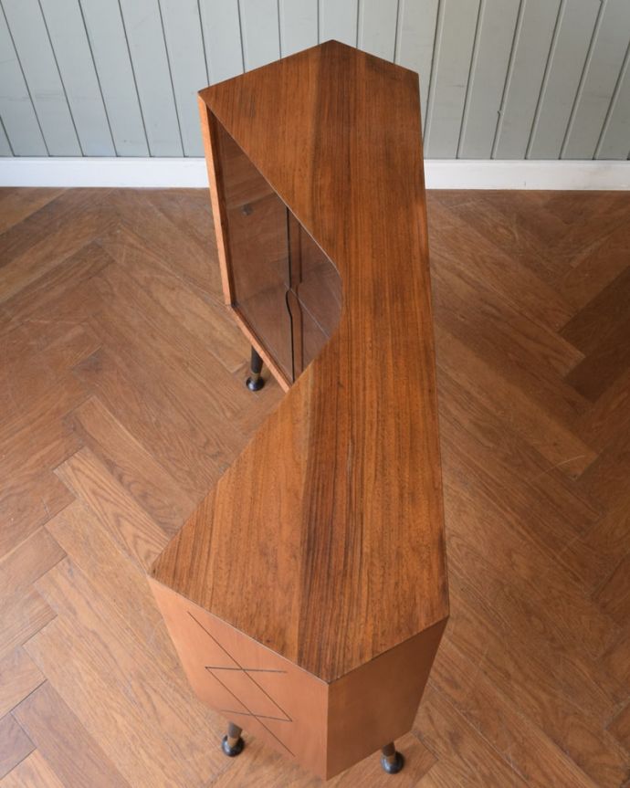 アンティークのキャビネット　アンティーク家具　ウォールナット材で出来たおしゃれなビンテージ家具、ガラス扉のキャビネット。天板の塗装もキレイに仕上げましたヴィンテージの家具は修復方法が様々。(k-2678-f)